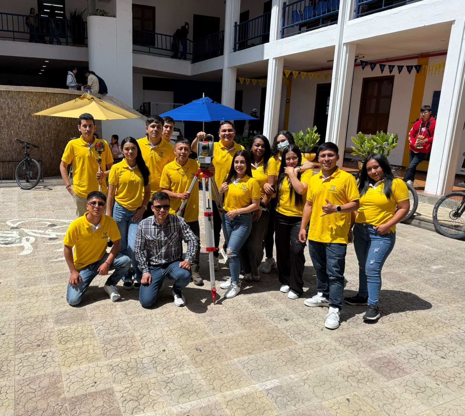 Estudiantes de Ingeniería Civil llevan la precisión del aula al terreno